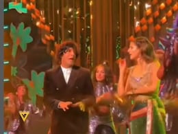Watch: Ananya Panday Dances With Father Chunky Panday To <i>Main Tera Tota</i> At An Award Show Watch: Ananya Panday Dances With Father Chunky Panday To <i>Main Tera Tota</i> At An Award Show