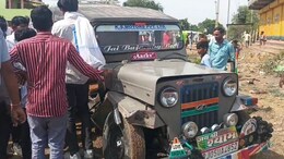 करौली में कैला माता दर्शन के लिए जा रहे श्रद्धालुओं की बोलेरो और जीप में भिड़ंत, 4 गंभीर घायल एक जयपुर रेफर&nbsp;