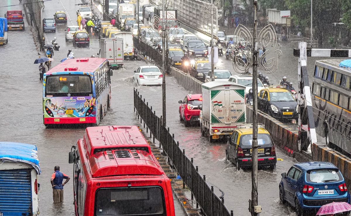 Vehicular traffic was affected after low-lying areas witnessed waterlogging. Vehicular traffic was affected after low-lying areas witnessed waterlogging.