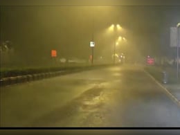 दिल्ली-NCR में मौसम का यू-टर्न, तेज आंधी के साथ भारी बारिश, सड़कों पर रेंगती दिखी गाड़ियां दिल्ली-NCR में मौसम का यू-टर्न, तेज आंधी के साथ भारी बारिश, सड़कों पर रेंगती दिखी गाड़ियां