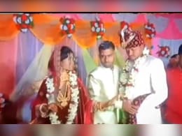 स्टेज पर दुल्हन ने मचाया तहलका, जयमाला से पहले करने लगी जबरदस्त डांस, गुस्से से लाल हुआ दूल्हा, फिर जो हुआ देख रह जाएंगे हैरान स्टेज पर दुल्हन ने मचाया तहलका, जयमाला से पहले करने लगी जबरदस्त डांस, गुस्से से लाल हुआ दूल्हा, फिर जो हुआ देख रह जाएंगे हैरान