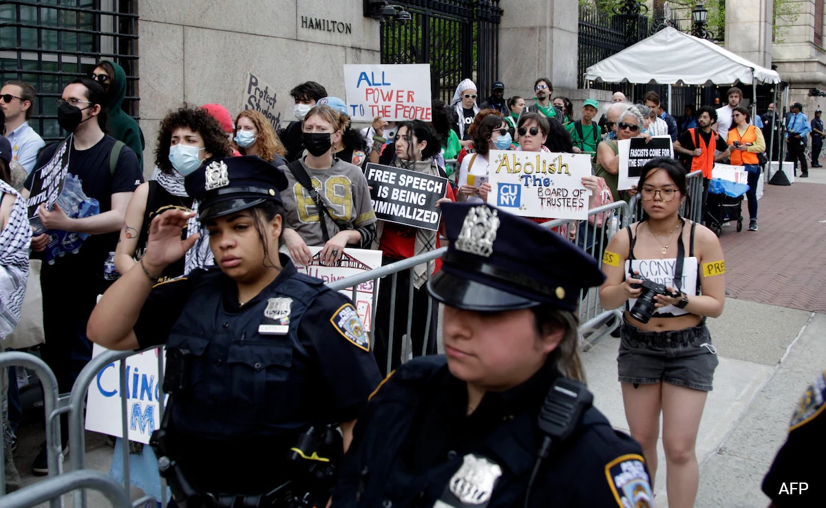 Четири настоящи и бивши Тексаски университет в Остин студенти подадоха