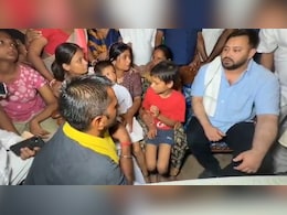 शहीद संतोष यादव के घर पहुंचे तेजस्वी यादव, परिवार से मिले, मुआवजे पर लिया अपडेट, बोले- उन पर गर्व शहीद संतोष यादव के घर पहुंचे तेजस्वी यादव, परिवार से मिले, मुआवजे पर लिया अपडेट, बोले- उन पर गर्व