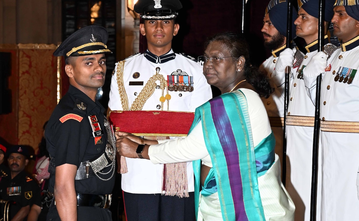 President Droupadi Murmu conferred Kirti Chakra upon Major Malla Rama Gopal Naidu of the Maratha Light Infantry, 56 Rashtriya Rifles. President Droupadi Murmu conferred Kirti Chakra upon Major Malla Rama Gopal Naidu of the Maratha Light Infantry, 56 Rashtriya Rifles.