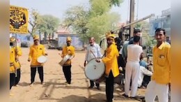अनूठा विरोध: दसियों आश्वासन के बाद बोरवेल ठीक करने पहुंचे जलदाय कर्मचारी, लोगों ने बैंड-बाजा बजा कर किया स्वागत&nbsp;