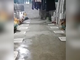 चीन का 'लाइन में टॉयलेट' ट्रेंड बना चर्चा का विषय, VIDEO देख छूट जाएगी हंसी चीन का 'लाइन में टॉयलेट' ट्रेंड बना चर्चा का विषय, VIDEO देख छूट जाएगी हंसी
