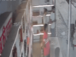 VIDEO: बूंदी में शराब ठेके पर पुलिस की गुंडागर्दी, सेल्समैन को पीटा, थाने में बंद रखा, SP तक पहुंची शिकायत