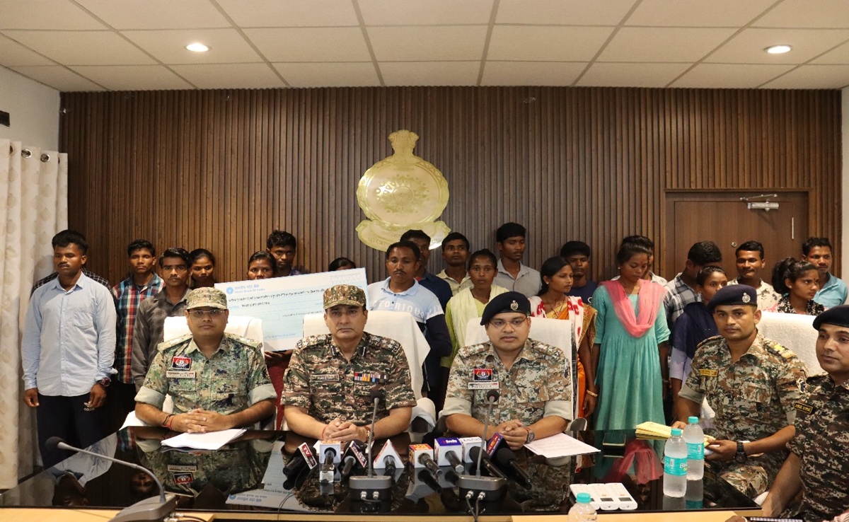 करोड़ों के इनामी बसवाराजू का खात्मा; नक्सलियों में खौफ! बीजापुर में 24 नक्सलियों का सरेंडर, मिलेगा ये लाभ