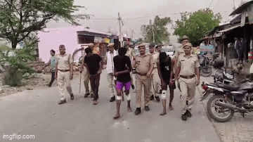 VIDEO: बारात में दूल्हे को चाकू मारने वाले 3 आरोपियों का पुलिस ने बीच बाजार निकाला जुलूस