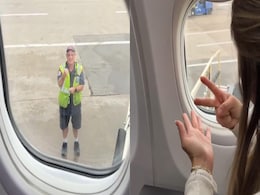 Woman On Plane Plays Rock-Paper-Scissors Through Window, Internet Calls It "Cute" Woman On Plane Plays Rock-Paper-Scissors Through Window, Internet Calls It "Cute"