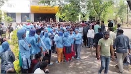 PF, सैलरी और&nbsp;इंसेंटिव को लेकर लामबंद हुए 300 श्रमिक, 13 KM पैदल चलकर पहुंचे श्रम कार्यालय तो लटका मिला ताला