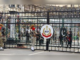 अटारी-वाघा बॉर्डर पर फिर शुरू हुई बीटिंग रिट्रीट सेरेमनी, इस बार न खुले दरवाजे, न मिले हाथ अटारी-वाघा बॉर्डर पर फिर शुरू हुई बीटिंग रिट्रीट सेरेमनी, इस बार न खुले दरवाजे, न मिले हाथ