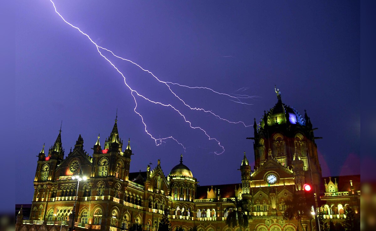  ThunderStorm Lights Up the Sky над Chhatr Shivaji по време на по време на CHHATRY. Предмонсони дъждове, в Мумбай. 