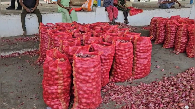Onion Rate: MP में प्याज पर मुनाफाखोरी ने किसानों की कमर तोड़ी, जानें व्यापारी कैसे कर रहे 2 से 20 रुपये का खेला? Onion Rate: MP में प्याज पर मुनाफाखोरी ने किसानों की कमर तोड़ी, जानें व्यापारी कैसे कर रहे 2 से 20 रुपये का खेला?
