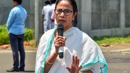 एक घंटे तक आसमान में घूमता रहा ममता बनर्जी का विमान, हवाई अड्डे पर उतारने की नहीं मिली अनुमति