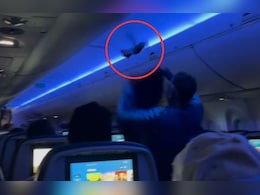 Video: Flight के अंदर घुस आया कबूतर, जमकर मचाया हंगामा, पकड़ने के लिए इधर उधर भागते दिखे क्रू मेंबर Video: Flight के अंदर घुस आया कबूतर, जमकर मचाया हंगामा, पकड़ने के लिए इधर उधर भागते दिखे क्रू मेंबर