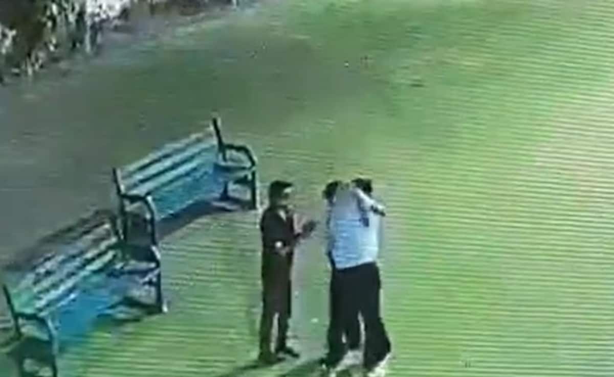 Ню Делхи Аргумент за паркинг пространство във високо жилищен общество