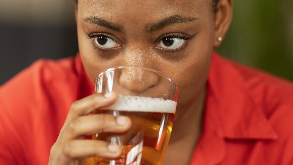 Harvard Nutritionist: Drinks to Avoid for Healthy Skin