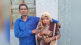 भरतपुरः 24 साल पहले बेटे से बिछड़ी मां...अब आई वापस, अपना घर आश्रम ने पेश की इंसानियत की मिसाल