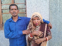 भरतपुरः 24 साल पहले बेटे से बिछड़ी मां...अब आई वापस, अपना घर आश्रम ने पेश की इंसानियत की मिसाल भरतपुरः 24 साल पहले बेटे से बिछड़ी मां...अब आई वापस, अपना घर आश्रम ने पेश की इंसानियत की मिसाल