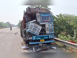 भागलपुर में दो ट्रकों के बीच भीषण टक्कर, चाल की मौत, तीन गंभीर रूप से घायल  भागलपुर में दो ट्रकों के बीच भीषण टक्कर, चाल की मौत, तीन गंभीर रूप से घायल