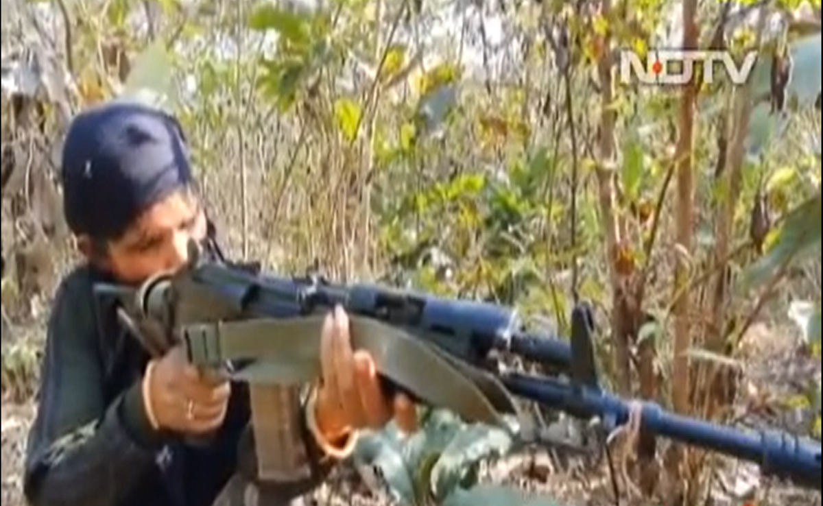 Women Commandos: नक्सलियों के खात्मे के बीच, 'दंतेश्वरी लड़ाके' की कहानी; सरेंडर के बाद मोर्चे पर जुटीं