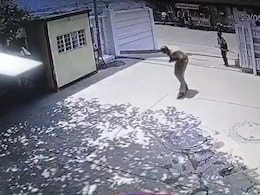 लखनऊ में सीबीआई ऑफिस में एक पुलिस अधिकारी पर धनुष-बाण से हुए हमले का वीडियो देखिए