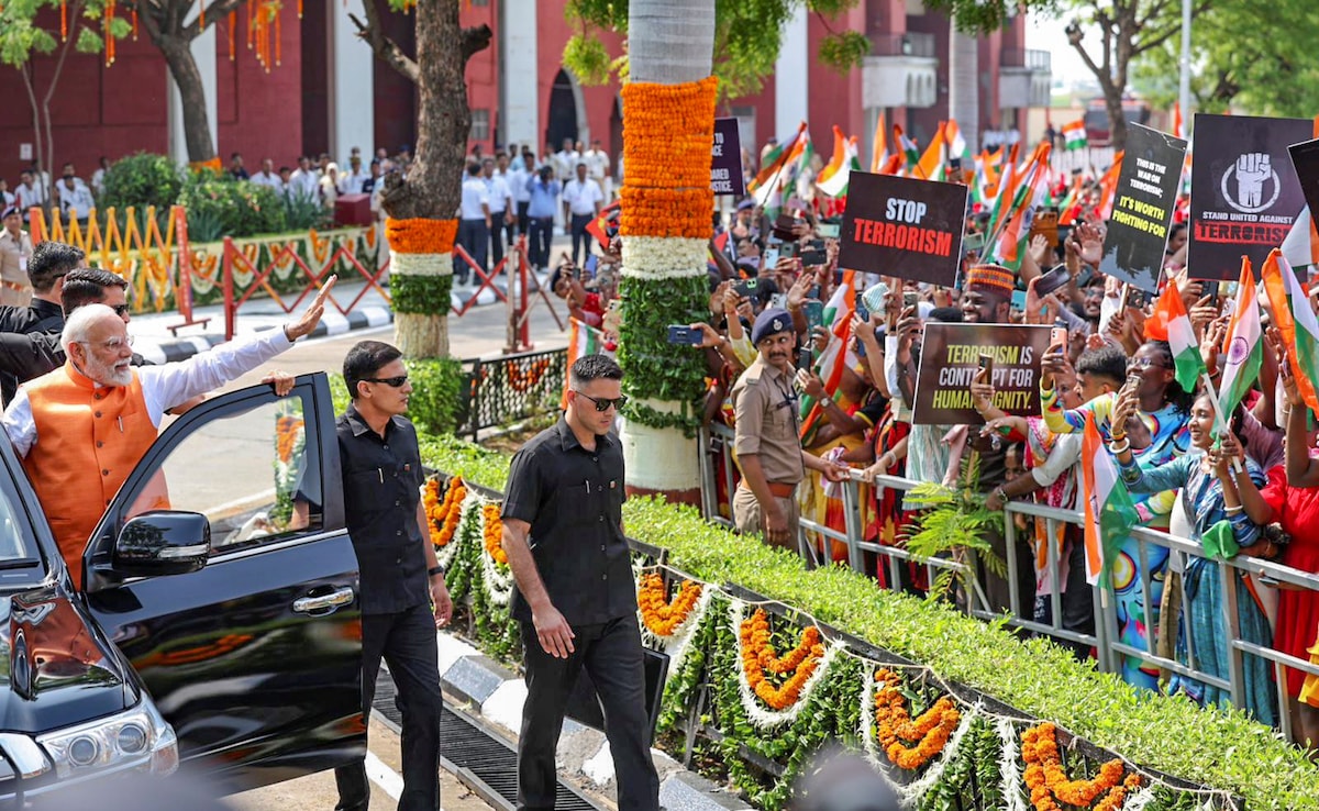 People waved the tricolour and shouted slogans supporting the Indian Army and the prime minister. 