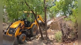 रीवा में झुग्गी-झोपड़ियों पर चला बुलडोजर, PM Awas मिलने पर भी परिवारों ने सरकारी जमीन पर कर रखा था कब्जा