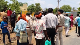 बीच सड़क फंस गए मंत्रीजी, फिर गुस्साए ग्रामीणों ने घेरकर बताई अपनी बात&nbsp;