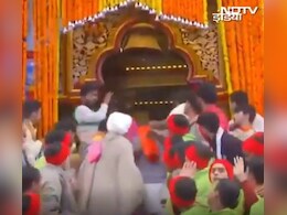 वैदिक मंत्रोचारण के बीच खुले बद्रीनाथ धाम के कपाट, दर्शन के लिए भक्तों की उमड़ी भीड़ वैदिक मंत्रोचारण के बीच खुले बद्रीनाथ धाम के कपाट, दर्शन के लिए भक्तों की उमड़ी भीड़