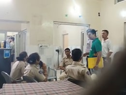 IT Raid In Rajasthan: डॉक्टर के घर छापेमारी में 4 सूटकेस में मिले रुपये, गिनने के लिए मंगवानी पड़ी मशीन IT Raid In Rajasthan: डॉक्टर के घर छापेमारी में 4 सूटकेस में मिले रुपये, गिनने के लिए मंगवानी पड़ी मशीन