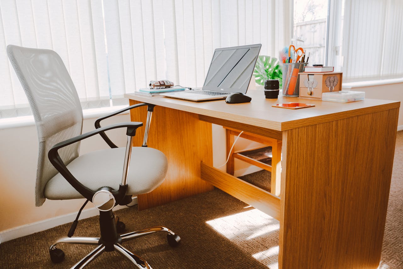 From Cluttered To Chic: Simple Desk Decor That Transforms Your 9 To 5