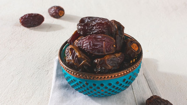 Khajoor Benefits: Dates contain minerals such as calcium, phosphorus, and magnesium