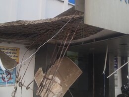 Sidhi News: अचानक गिर गया जिला अस्पताल का Main Gate, बाल बाल बचे सुरक्षाकर्मी और मरीजों के परिजन Sidhi News: अचानक गिर गया जिला अस्पताल का Main Gate, बाल बाल बचे सुरक्षाकर्मी और मरीजों के परिजन