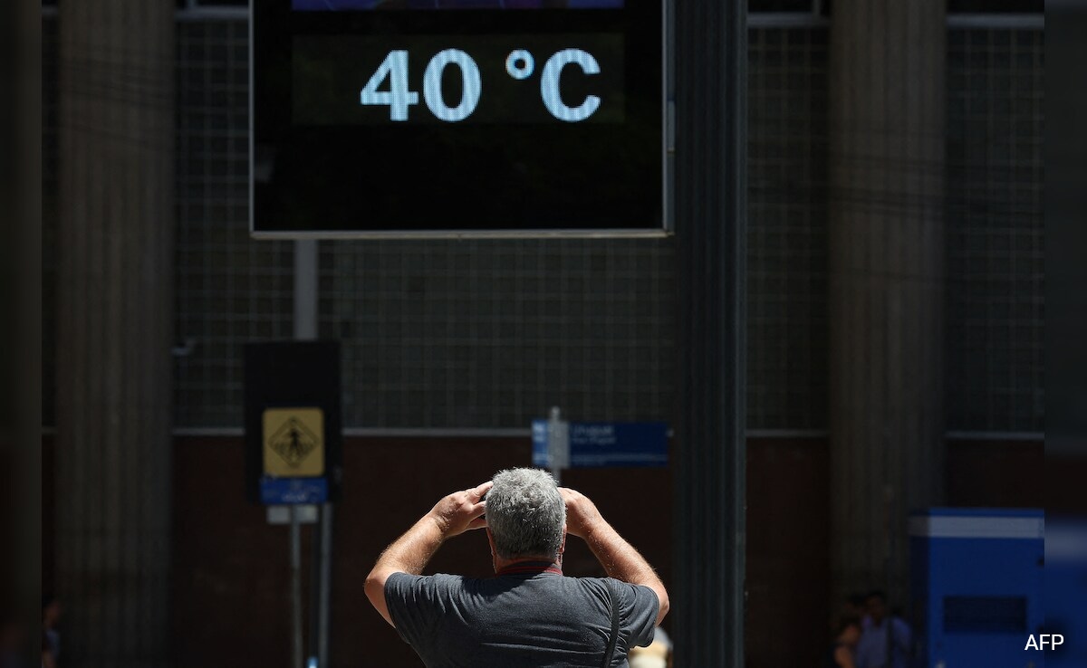 Париж Global temperatures were stuck at near record highs in April