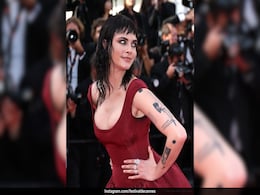 Cara Delevingne Is A Gothic Queen At Cannes 2025 In A Burgundy Gown And Grunge Hair Cara Delevingne Is A Gothic Queen At Cannes 2025 In A Burgundy Gown And Grunge Hair