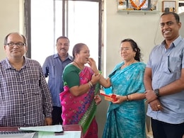 SSC Result : वडापाव विक्रेत्या महिलेनं 32 वर्षांनी दिली दहावीची परीक्षा, परिस्थितीवर मात करत मिळवलं यश SSC Result : वडापाव विक्रेत्या महिलेनं 32 वर्षांनी दिली दहावीची परीक्षा, परिस्थितीवर मात करत मिळवलं यश