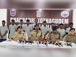 Naxals Surrender :  बस्तर में फोर्स का खौफ, सुकमा से भागकर तेलंगाना पुलिस के सामने 14 नक्सलियों ने किया सरेंडर Naxals Surrender :  बस्तर में फोर्स का खौफ, सुकमा से भागकर तेलंगाना पुलिस के सामने 14 नक्सलियों ने किया सरेंडर