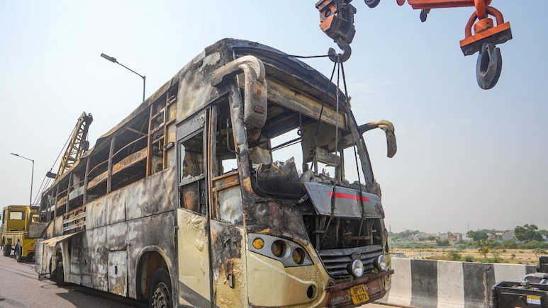 Bus Accident: यात्रियों से भरी बस डिवाइडर से टकराकर खाई में गिरी, 16 लोग घायल, कुछ की हालत गंभीर