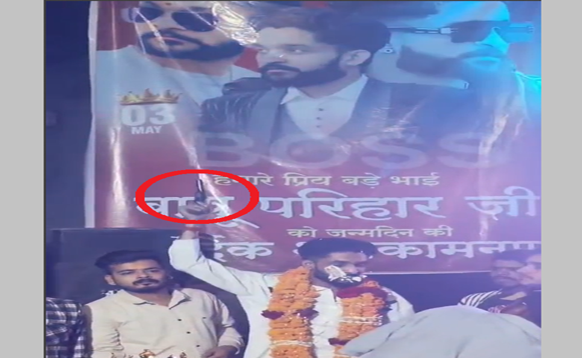 Satna: तमंचे पर बर्थडे! जेल से छूटने के बाद आदतन अपराधी ने बीच सड़क काटा केक, देखिए जश्न का वीडियो