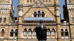 मुंबईकरांना पहिल्या पावसाचा फटका, कामात दिरंगाई करणाऱ्या 4 अधिकाऱ्यांवर महापालिकेची कारवाई