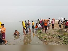 नदी में पैर धोने के दौरान एक ही परिवार के तीन बच्चे डूबे, तलाश में जुटी SDRF की टीम नदी में पैर धोने के दौरान एक ही परिवार के तीन बच्चे डूबे, तलाश में जुटी SDRF की टीम