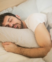 किस पॉजिशन में सोने से कौन सी बीमारी ठीक होती है? पीठ के बल, बाईं या दाईं ओर जानें सोने की सबसे सही मुद्रा