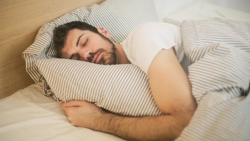 ये 5 संकेत बताते हैं कि आप रात को गहरी नींद नहीं ले रहे हैं