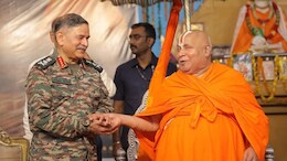 आर्मी चीफ से रामभद्राचार्य ने गुरु दक्षिणा में मांगा PoK, उपेंद्र द्विवेदी को दिया विशेष मंत्र