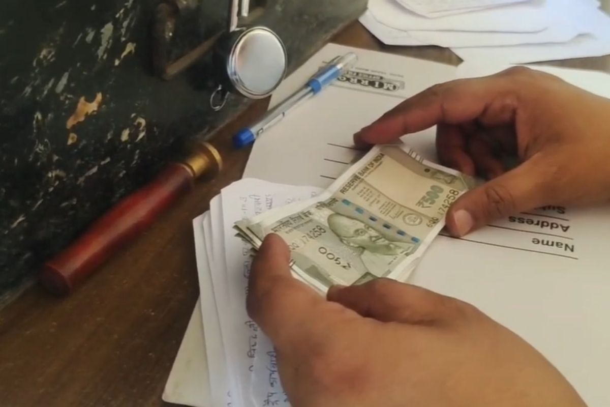 एक दिन में आप कितना कैश निकाल सकते हैं? जान लीजिए पूरा नियम और लिमिट वरना आ सकता है Income Tax का नोटिस