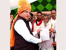 Gadchiroli News : शेतकऱ्याने मांडले गाऱ्हाणे, मदत ऑन दी स्पॉट; आशिष जैस्वालाच्या 'नायक' कामगिरी Gadchiroli News : शेतकऱ्याने मांडले गाऱ्हाणे, मदत ऑन दी स्पॉट; आशिष जैस्वालाच्या 'नायक' कामगिरी