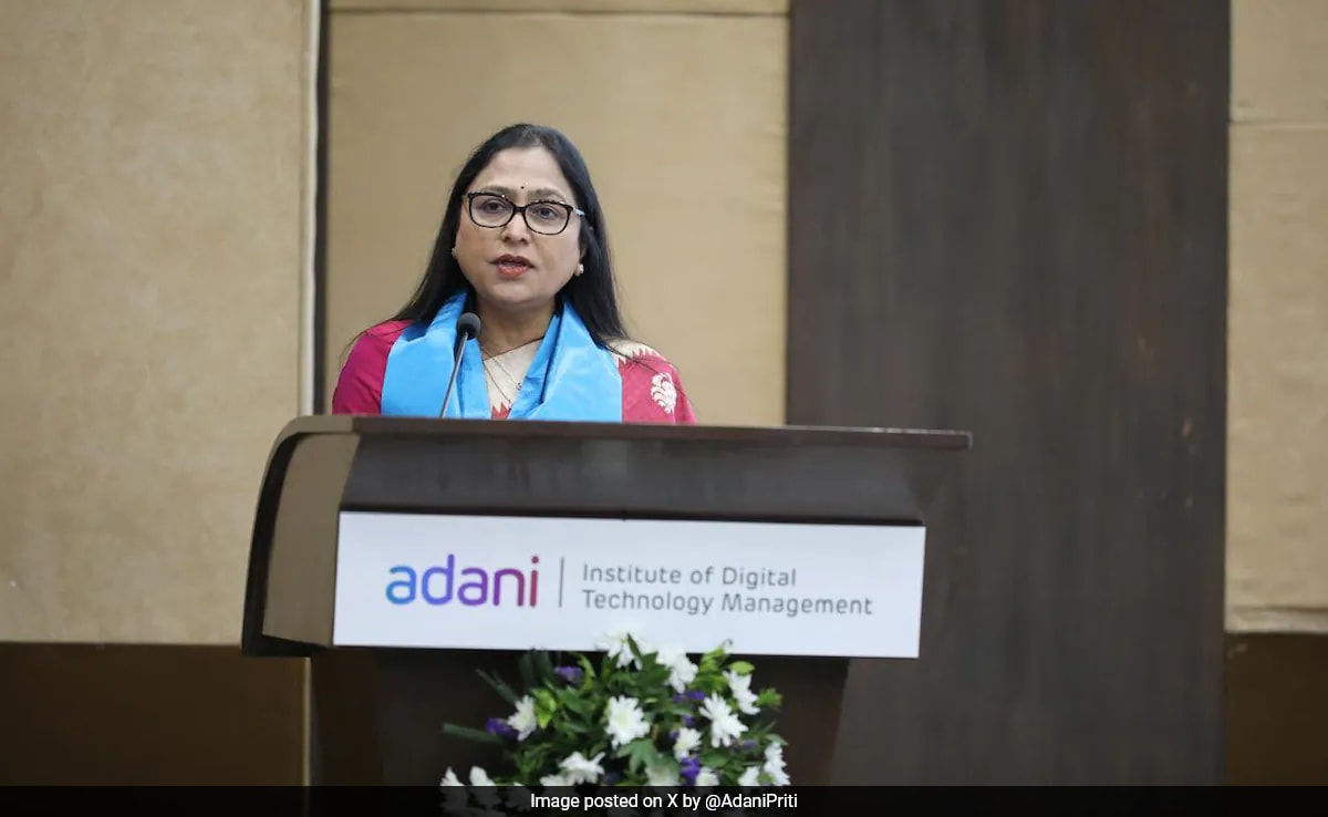 Председателят на фондация Adani Priti Adani беше предоставен с почетна