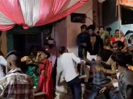 यूपी के झांसी में बारातियों ने रोकी कूलर की हवा, तो चली कुर्सियां... वीडियो वायरल यूपी के झांसी में बारातियों ने रोकी कूलर की हवा, तो चली कुर्सियां... वीडियो वायरल